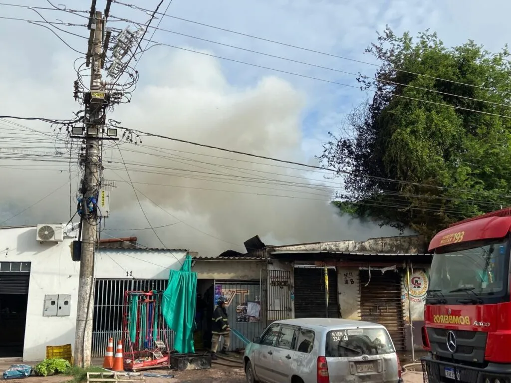 Fumaça provocada por incêndio tomou conta de uma parte do bairro Cristo Redentor, em Corumbá (Foto: Rauã Oliveira)