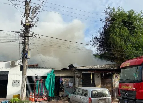 Fumaça provocada por incêndio tomou conta de uma parte do bairro Cristo Redentor, em Corumbá (Foto: Rauã Oliveira)