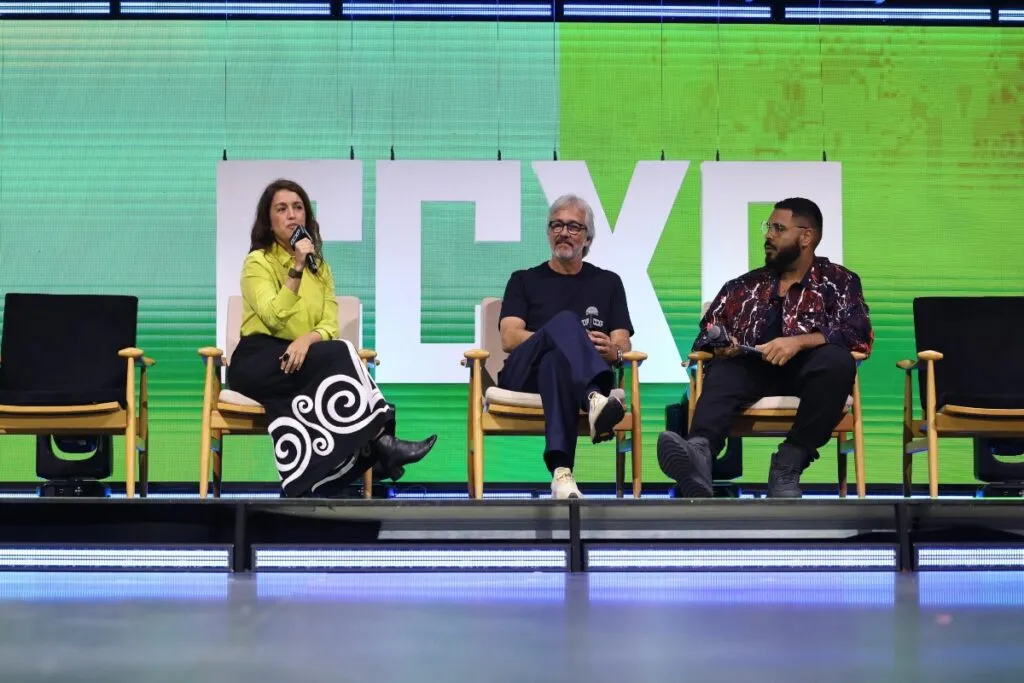 Paulo Vieira no palco da CCXP, apresentando painél sobre Vale Tudo (Foto: Globo/João Cotta)