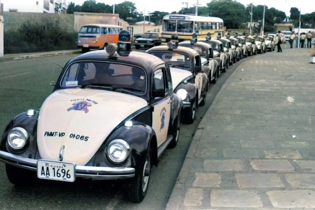 Imagem mostra Fuscas enfileirados na Avenida do CPA durante entrega oficial