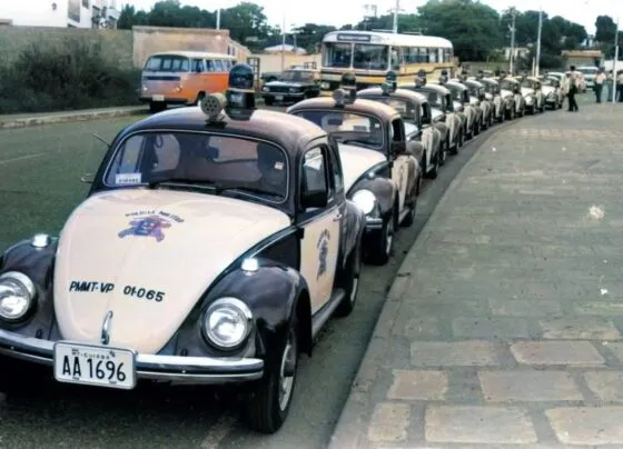 Imagem mostra Fuscas enfileirados na Avenida do CPA durante entrega oficial