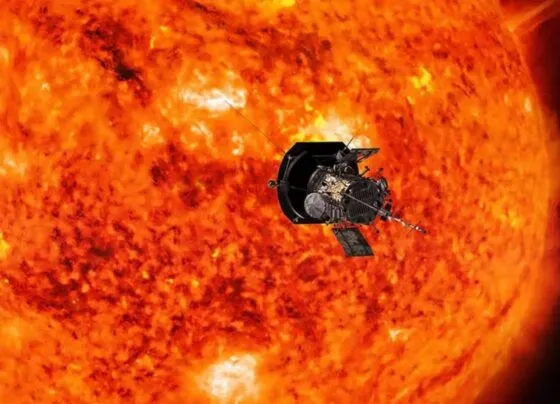 Sonda Parker explorando o Sol. (Foto: HANDOUT/NASA/Johns Hopkins APL/AFP)