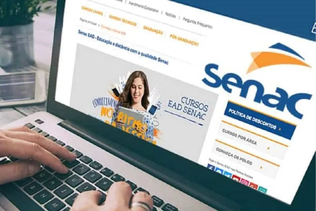 Imagem mostra um computador aberto no site do Senac, nas cores azul e laranja.