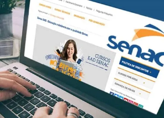 Imagem mostra um computador aberto no site do Senac, nas cores azul e laranja.