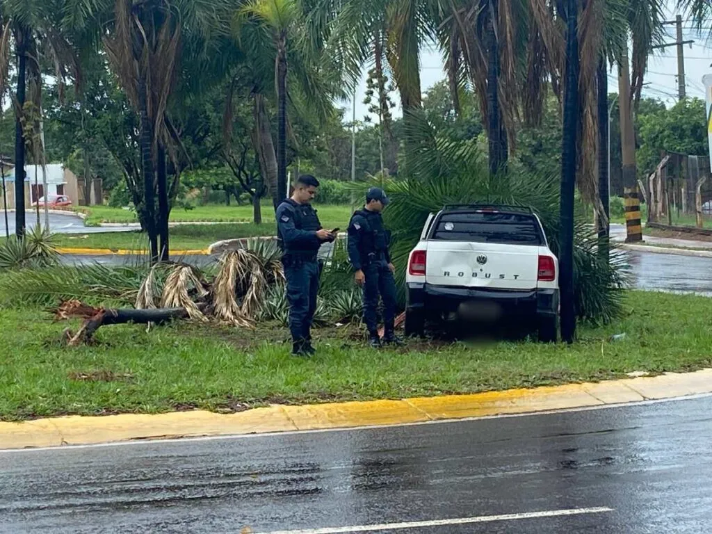 Carro batido foi abandonado em rotatória da Interlagos (Foto: Caio Tumelero)