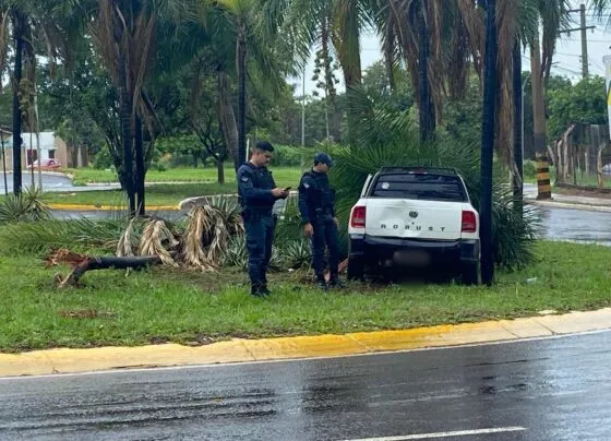 Carro batido foi abandonado em rotatória da Interlagos (Foto: Caio Tumelero)