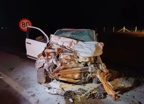 Imagem mostra carro de passeio destruído. Acidentes marcam fim de semana.