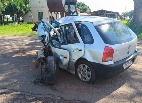 Carro destruído após acidente grave em rodovia de MS