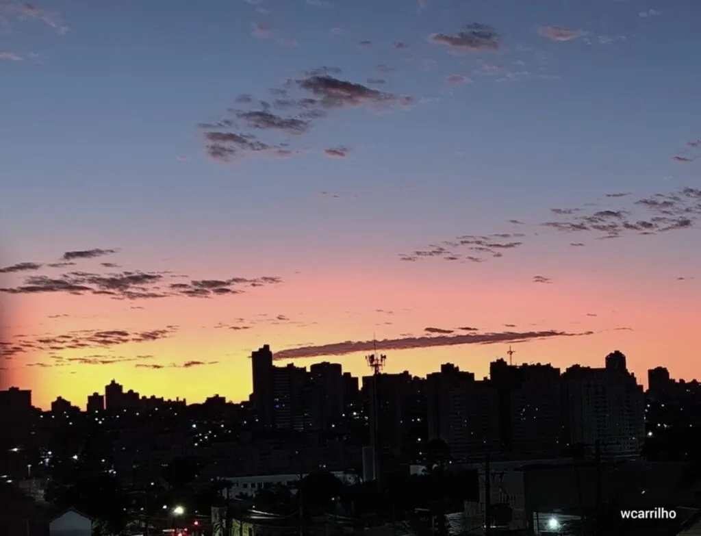 Sol nascendo nesta segunda, em Campo Grande; ele vai predominar e fazer o calor aumentar (Foto: Wilmar Carrilho)