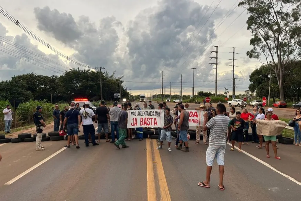 Moradores e familiares de vítimas de acidentes de trânsito pedem sinalização