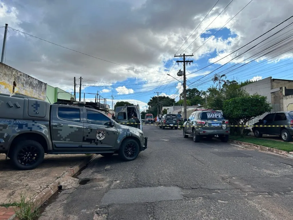 Movimentação no local das negociações com pm em surto (Foto: Ana Karla Flores)