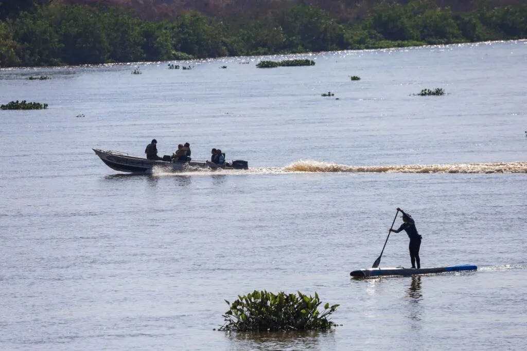 Pescadores durante navegação no Rio Paraguai, em Corumbá