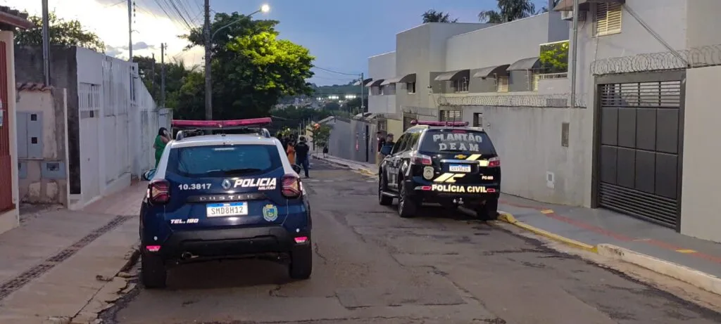 Viaturas da PM e Polícia Civil no local após mulher ser esfaqueada