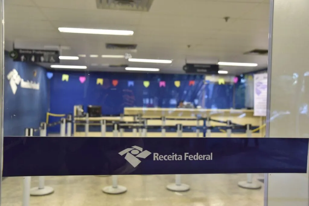 Placa na sede da Receita Federal, em Brasília -DF. (Foto: Pillar Pedreira/Agência Senado)