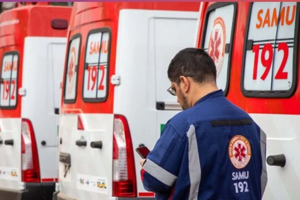 Socorrista do SAMU com ambulâncias ao fundo