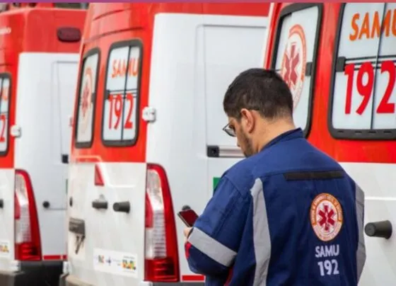 Socorrista do SAMU com ambulâncias ao fundo