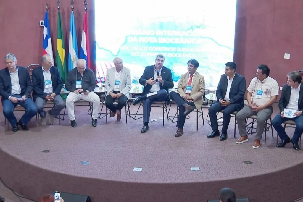 Governadores e autoridades durante entrevista coletiva no encerramento do Seminário Internacional da Rota Bioceânica, em Campo Grande (Foto: Marcus Vinnicius)