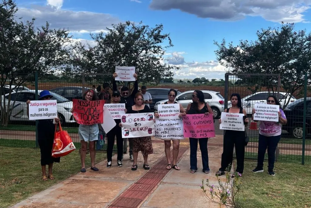 Grupo de mulheres realizaram protesto em frente à DEAM (Delegacia Especializada de Atendimento à Mulher)