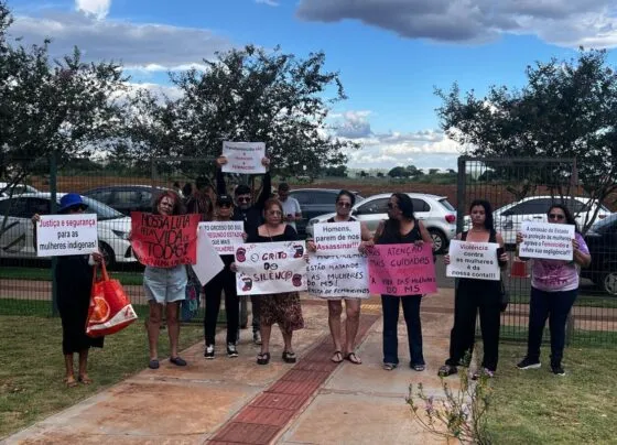 Grupo de mulheres realizaram protesto em frente à DEAM (Delegacia Especializada de Atendimento à Mulher)