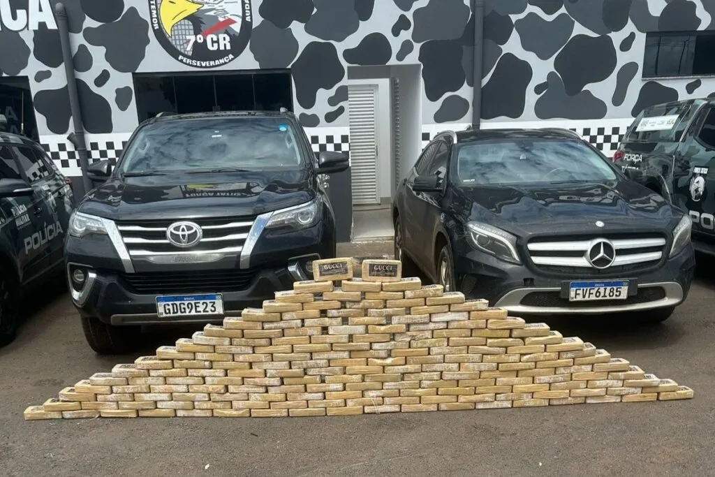 Os 170 tabletes de cocaína estavam escondidos dentro do veículo Mercedes Benz. (Foto: PM-MT)