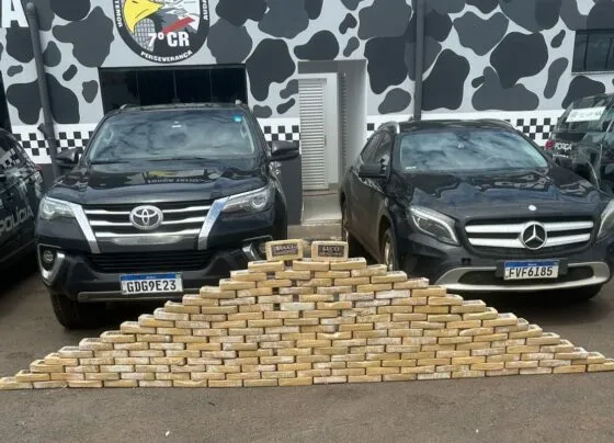 Os 170 tabletes de cocaína estavam escondidos dentro do veículo Mercedes Benz. (Foto: PM-MT)