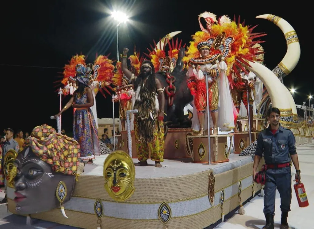 Mães receberam homenagem na última noite do desfile (Foto: Willian Guedes)