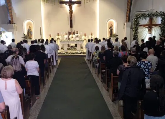 Catedral ficou lotada de fiéis para homenagem ao Papa Francisco