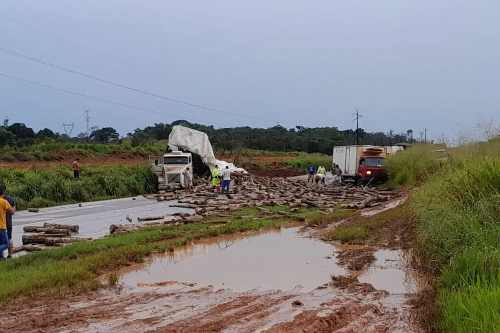O trânsito no local segue no sistema de "pare e siga". (Foto: Reprodução)