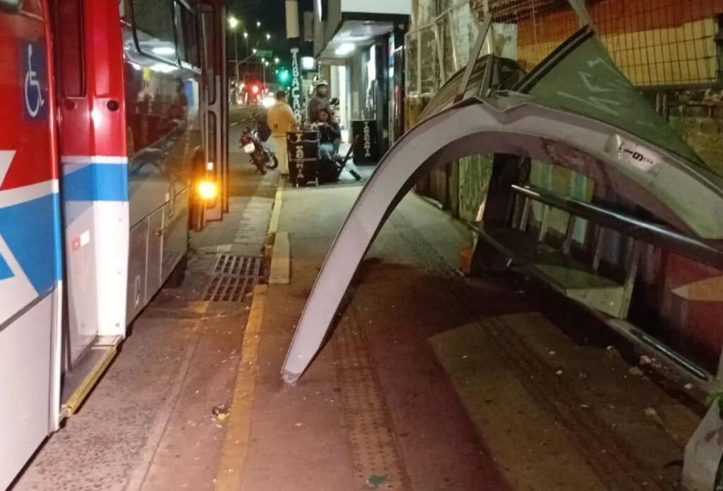 Teto de ponto de ônibus caiu após coletivo "encostar" na estrutura metálica (Foto: José Aparecido)