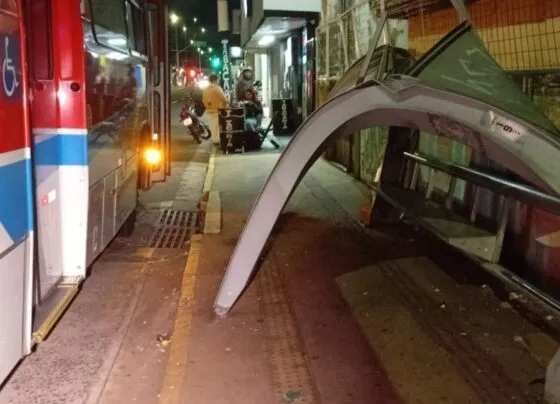 Teto de ponto de ônibus caiu após coletivo "encostar" na estrutura metálica (Foto: José Aparecido)