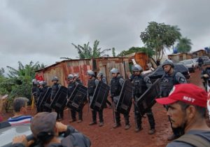Policiais do Choque desocupam acampamento do MST em Dourados