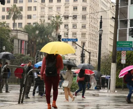 Tempestade em SP: chuva com ventos deve chegar entre tarde